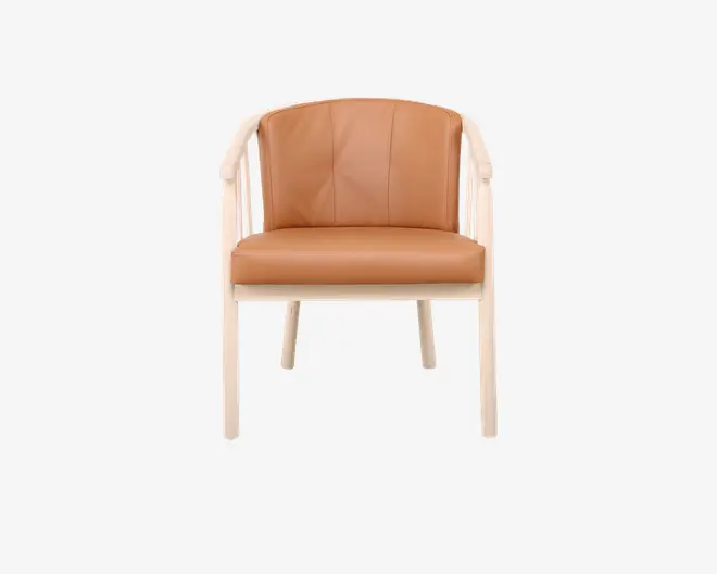 Stol med let træramme og ben, buet ryglæn og armlæn. Sæde og ryglæn er polstret med glat, lysebrunt læder eller læderlignende materiale. Ryglænet har diskrete lodrette syninger for ekstra detalje. Designet er moderne og minimalistisk.