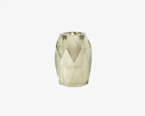 Facetteret glasholder med geometrisk, mangevinklet design. Glasset har en let champagnefarvet tone, som giver et diskret og elegant skær. De tykke vægge og bunden giver en solid fornemmelse, og indersiden er cylindrisk, velegnet til at holde et stearinlys eller en lille dekorativ genstand.