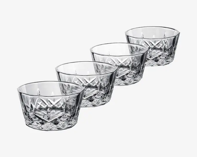 Sæt med fire klare glasskåle med facetslebet diamantmønster på sider og bund. Skålene er runde med let udadbuede kanter, hvilket giver et elegant og klassisk udtryk. Glasset er tykt og robust, velegnet til servering af desserter eller snacks.