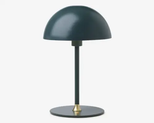 En moderne bordlampe med en mat mørkegrøn, kuppelformet metalskærm. Lampen har en slank, lige stander og en rund fod, begge i samme mørkegrønne farve. Der er en lille messingdetalje ved foden, hvor standeren møder basen, hvilket giver et elegant præg til det minimalistiske design.