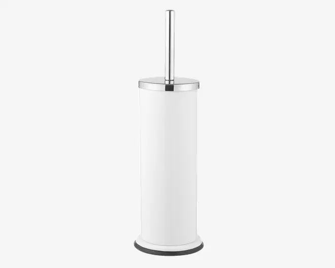 En elegant, moderne toiletbørsteholder med cylindrisk form. Holderen er hvid med en glat, mat overflade og har et blankt kromlåg og -håndtag. Basen har også kromdetaljer, hvilket giver et rent og moderne udtryk. Børstehåndtaget er lige og i metal, der matcher kromdetaljerne.