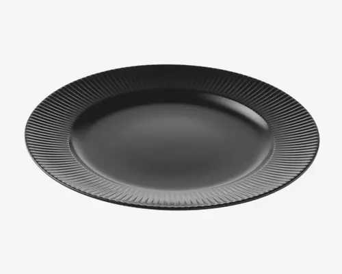 Rund tallerken med mat sort overflade. Kanten har et tekstureret, strålende linjemønster, der giver et moderne og elegant udtryk. Midten af tallerkenen er glat og let fordybet, velegnet til servering af hovedretter eller forretter.