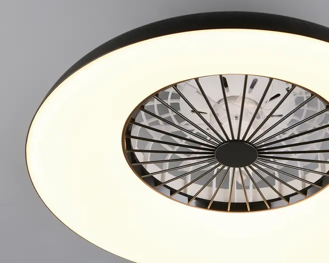 Loftlampe med indbygget højtaler og ventilator