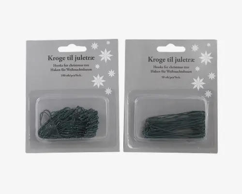 To pakker med grønne metal kroge, hver pakke indeholder et forskelligt antal (100 og 50 stk.). Krogene er tynde, S-formede og beregnet til ophængning. Emballagen er klar plast på en grå papbagside med hvide snefnug og tekst på flere sprog. Krogene ligger samlet i pakkerne.