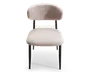 Stol med blødt buet ryglæn og sæde, begge polstret i et tekstureret, lysebeige stof. Sædet og ryglænet har et diskret ternet mønster, som giver et elegant udtryk. Stolen står på fire slanke, koniske sorte ben, hvilket giver et moderne og minimalistisk look.