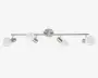 Moderne loftlampe med fire justerbare spotlys. Hvert spotlys har en cylindrisk base i børstet nikkel og en rund, mat glasafskærmning. Lampen er monteret på en central, rund base, og lyskilderne er placeret på en lige linje, hvilket giver mulighed for retningsbestemt belysning. Designet er slankt og moderne og passer til mange forskellige indretninger.