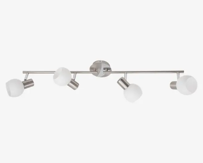 Moderne loftlampe med fire justerbare spotlys. Hvert spotlys har en cylindrisk base i børstet nikkel og en rund, mat glasafskærmning. Lampen er monteret på en central, rund base, og lyskilderne er placeret på en lige linje, hvilket giver mulighed for retningsbestemt belysning. Designet er slankt og moderne og passer til mange forskellige indretninger.