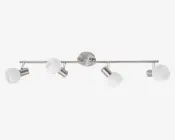 Moderne loftlampe med fire justerbare spotlys. Hvert spotlys har en cylindrisk base i børstet nikkel og en rund, mat glasafskærmning. Lampen er monteret på en central, rund base, og lyskilderne er placeret på en lige linje, hvilket giver mulighed for retningsbestemt belysning. Designet er slankt og moderne og passer til mange forskellige indretninger.