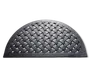 En halvcirkelformet måtte med en kraftig, hævet kant og et flettet gittermønster i midten. Måtten er lavet af holdbart sort gummi, designet til at opfange snavs og give en skridsikker overflade. De sammenlåste bånd danner et kurveflet-lignende udseende, som både er stilfuldt og funktionelt.