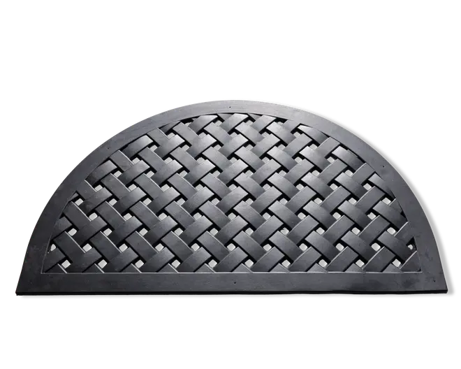 En halvcirkelformet måtte med en kraftig, hævet kant og et flettet gittermønster i midten. Måtten er lavet af holdbart sort gummi, designet til at opfange snavs og give en skridsikker overflade. De sammenlåste bånd danner et kurveflet-lignende udseende, som både er stilfuldt og funktionelt.