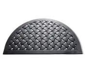 En halvcirkelformet måtte med en kraftig, hævet kant og et flettet gittermønster i midten. Måtten er lavet af holdbart sort gummi, designet til at opfange snavs og give en skridsikker overflade. De sammenlåste bånd danner et kurveflet-lignende udseende, som både er stilfuldt og funktionelt.