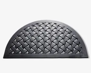 En halvcirkelformet måtte med en kraftig, hævet kant og et flettet gittermønster i midten. Måtten er lavet af holdbart sort gummi, designet til at opfange snavs og give en skridsikker overflade. De sammenlåste bånd danner et kurveflet-lignende udseende, som både er stilfuldt og funktionelt.