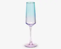 Høj, slank glas med fløjteform, der har en iriserende finish, som skifter fra lyseblå øverst til blød lilla ved bunden. Stammen er lang og elegant, og foden er rund og stabil. Glasset har et moderne, stilfuldt udseende med en diskret farvegradient.