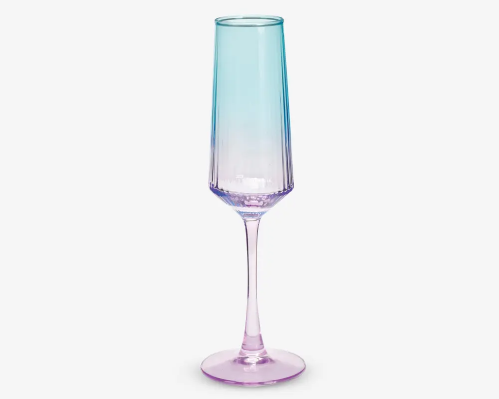 Høj, slank glas med fløjteform, der har en iriserende finish, som skifter fra lyseblå øverst til blød lilla ved bunden. Stammen er lang og elegant, og foden er rund og stabil. Glasset har et moderne, stilfuldt udseende med en diskret farvegradient.