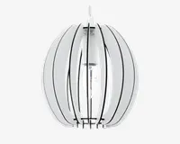 Moderne pendellampe med et unikt, sfærisk design bestående af buede hvide paneler med sorte kanter. Panelerne er jævnt fordelt og danner en åben struktur, der lader lyset skinne igennem. Pæren er synlig i midten, hvilket bidrager til det moderne udtryk.