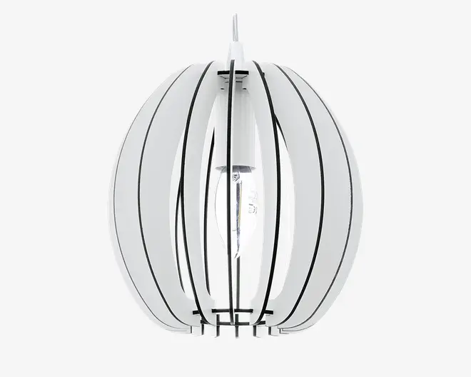 Moderne pendellampe med et unikt, sfærisk design bestående af buede hvide paneler med sorte kanter. Panelerne er jævnt fordelt og danner en åben struktur, der lader lyset skinne igennem. Pæren er synlig i midten, hvilket bidrager til det moderne udtryk.