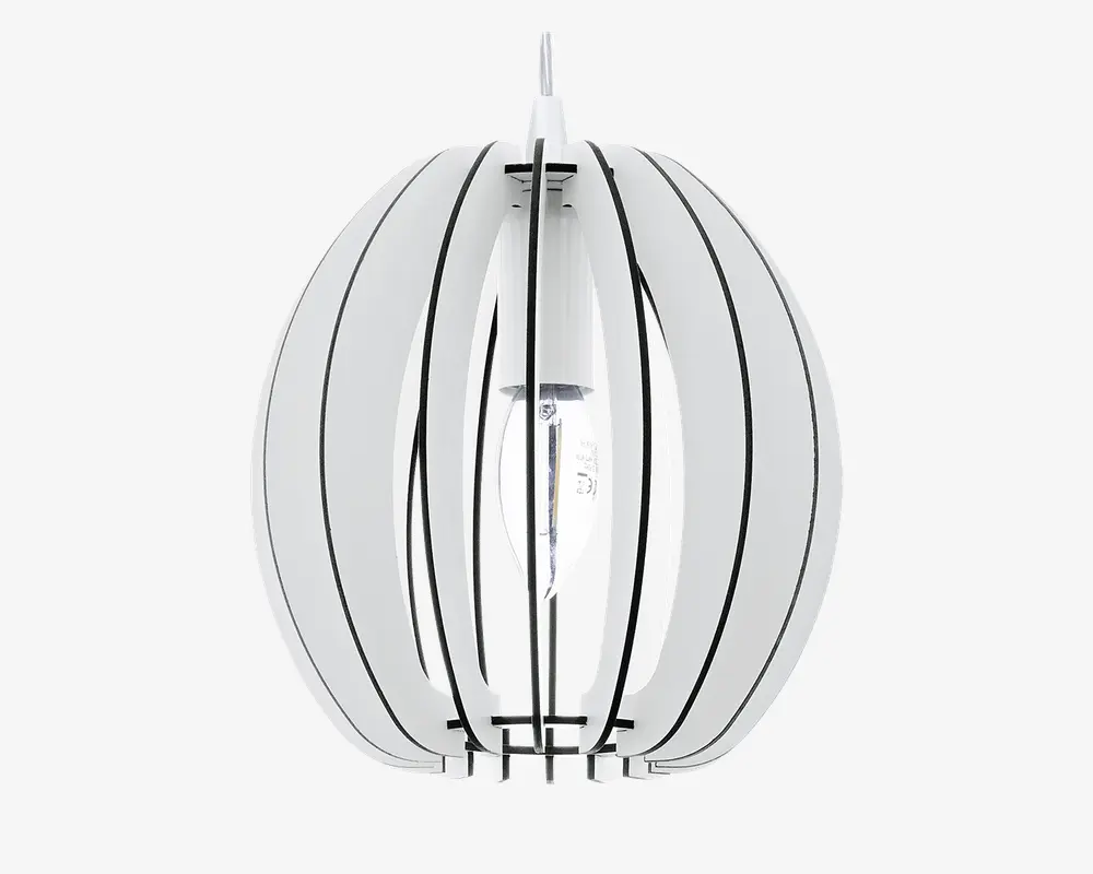Moderne pendellampe med et unikt, sfærisk design bestående af buede hvide paneler med sorte kanter. Panelerne er jævnt fordelt og danner en åben struktur, der lader lyset skinne igennem. Pæren er synlig i midten, hvilket bidrager til det moderne udtryk.