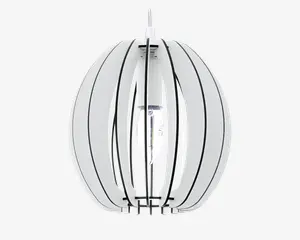 Moderne pendellampe med et unikt, sfærisk design bestående af buede hvide paneler med sorte kanter. Panelerne er jævnt fordelt og danner en åben struktur, der lader lyset skinne igennem. Pæren er synlig i midten, hvilket bidrager til det moderne udtryk.