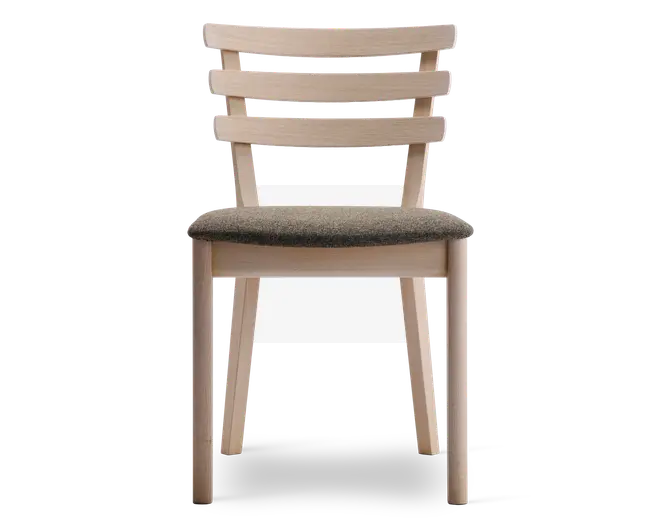 Stol med let træramme, der har tre horisontale lameller på ryglænet for støtte. Sædet er polstret og betrukket med et tekstureret, mørkegråt stof. Benene er lige og let tilspidsede, hvilket giver stolen et moderne og minimalistisk udtryk.