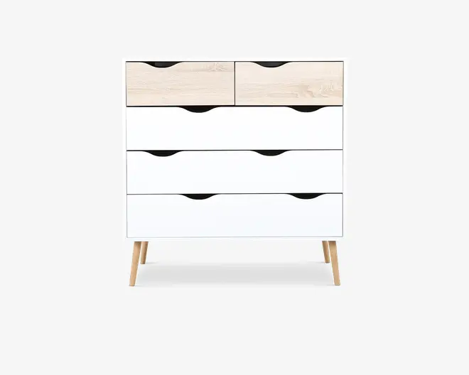 Et moderne skab med fire skuffer, hvor de to øverste er mindre og har en lys træfinish, mens de to nederste er større og matte hvide. Hver skuffe har et buet udskåret greb for nem åbning. Skabet står på skrå, naturtræsben, hvilket giver det et skandinavisk udtryk.