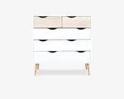 Et moderne skab med fire skuffer, hvor de to øverste er mindre og har en lys træfinish, mens de to nederste er større og matte hvide. Hver skuffe har et buet udskåret greb for nem åbning. Skabet står på skrå, naturtræsben, hvilket giver det et skandinavisk udtryk.