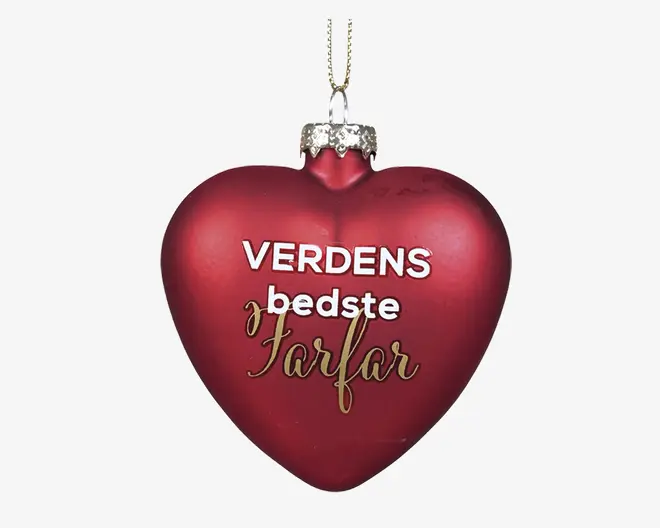 Hjerteformet ornament i dyb rød farve med blank finish. Ornamentet har en guldfarvet top med ophængssnor. Forsiden er dekoreret med teksten 'VERDENS bedste Farfar' i en kombination af hvid og gylden skrift, hvor 'VERDENS' og 'bedste' står med fed hvid og 'Farfar' med elegant gylden kursiv. Overfladen er glat og reflekterende, hvilket giver et festligt udtryk.