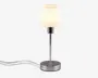 En moderne bordlampe med en cylindrisk fod og stang i krom, toppet med en let udadbuet, mat hvid glasskærm. Lampen har en synlig ledning, der går ud fra bunden, og det samlede design er stilrent og minimalistisk, velegnet til moderne indretning.