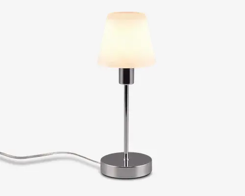 En moderne bordlampe med en cylindrisk fod og stang i krom, toppet med en let udadbuet, mat hvid glasskærm. Lampen har en synlig ledning, der går ud fra bunden, og det samlede design er stilrent og minimalistisk, velegnet til moderne indretning.
