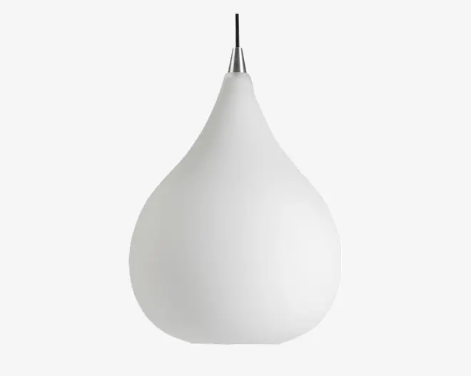En pendellampe med en glat, mat hvid overflade og en karakteristisk dråbeform. Lampen har et sømløst, minimalistisk design med en smal top, der udvider sig til en rund bund. Øverst er der en lille metalaccent, hvor ledningen er fastgjort.