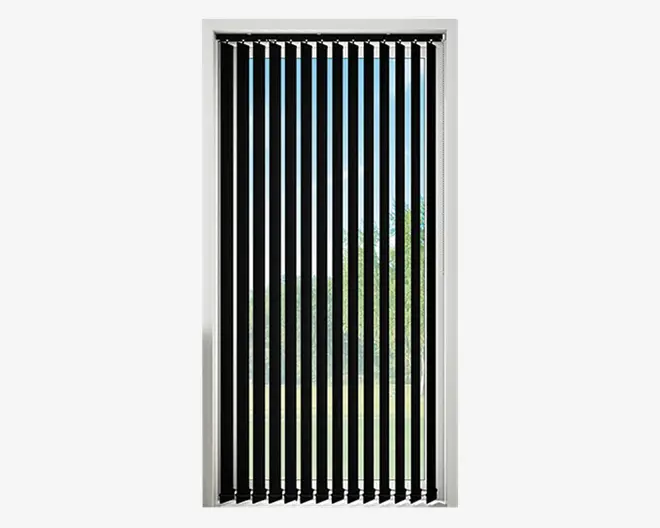 Højt, smalt vinduesdække med jævnt fordelte lodrette lameller i ensfarvet sort. Lamellerne hænger fra en skinne øverst og går helt ned til bunden af vinduesrammen, hvilket lader lys slippe ind mellem lamellerne. Designet giver privatliv, men tillader stadig noget naturligt lys at komme ind.