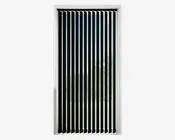 Højt, smalt vinduesdække med jævnt fordelte lodrette lameller i ensfarvet sort. Lamellerne hænger fra en skinne øverst og går helt ned til bunden af vinduesrammen, hvilket lader lys slippe ind mellem lamellerne. Designet giver privatliv, men tillader stadig noget naturligt lys at komme ind.