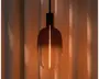 En hængende lampe med sort ledning og top, med en aflang ravfarvet glasskærm og en varm lodret lysstribe, der lyser ned gennem midten.