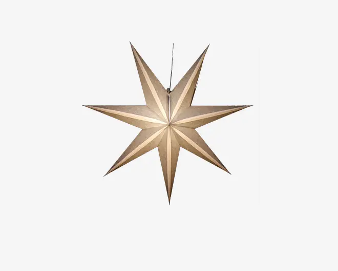 Otte-takket stjerne med metallisk guldfinish, skarpe, aflange spidser og et tredimensionelt, facetslebet design, der giver et markant geometrisk udtryk. Overfladen har en diskret glans, som fremhæver det dekorative og elegante udseende.