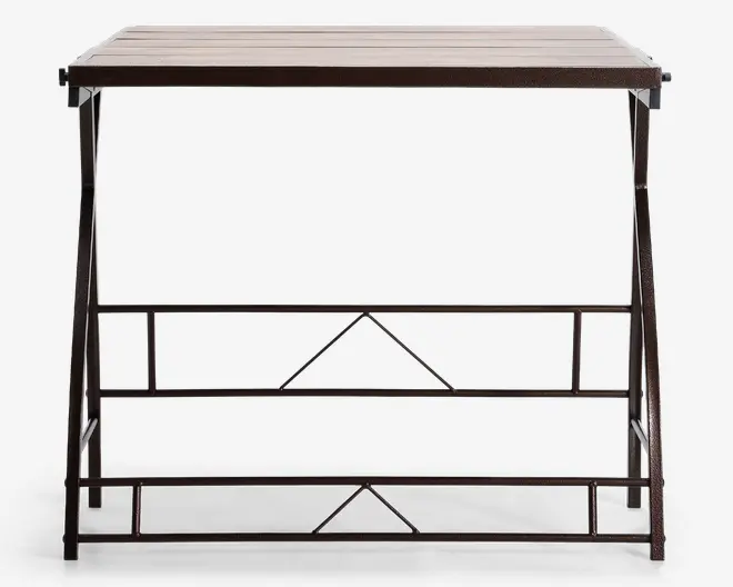 Rektangulært bord med en lameltræsbordplade i naturfinish og et robust sort metalstel. Stellet har geometriske detaljer, herunder en central trekant og rektangulære mønstre, som både giver støtte og dekorativt præg. Bordet har et åbent design underneden, hvilket giver god benplads.