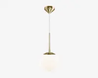 En moderne pendellampe med en kugleformet, hvid glasskærm, der hænger fra en messingstang og loftsbeslag. Messingdelene har en børstet finish, hvilket giver lampen et elegant og nutidigt udtryk. Designet er minimalistisk med rene linjer og en harmonisk balance mellem globen og ophænget.