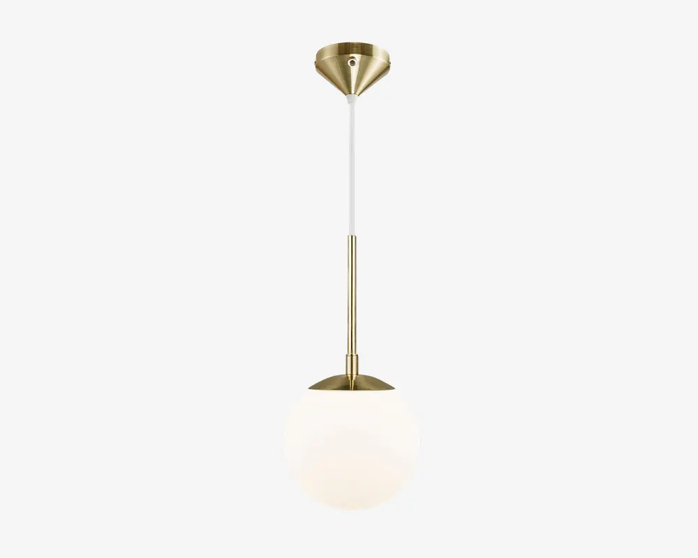 En moderne pendellampe med en kugleformet, hvid glasskærm, der hænger fra en messingstang og loftsbeslag. Messingdelene har en børstet finish, hvilket giver lampen et elegant og nutidigt udtryk. Designet er minimalistisk med rene linjer og en harmonisk balance mellem globen og ophænget.