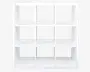 En hvid, kvadratisk reol med et moderne, minimalistisk design. Den har ni ensartede åbne rum, arrangeret i et 3x3 gitter, hvilket giver god opbevarings- og udstillingsplads. Hylderne har rene, lige linjer og en glat overflade.