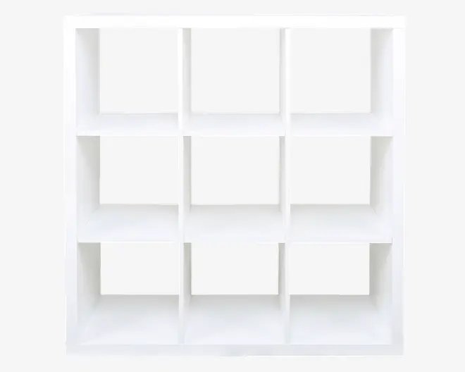 En hvid, kvadratisk reol med et moderne, minimalistisk design. Den har ni ensartede åbne rum, arrangeret i et 3x3 gitter, hvilket giver god opbevarings- og udstillingsplads. Hylderne har rene, lige linjer og en glat overflade.
