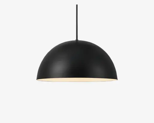 Mat sort, kuppelformet pendellampe med en glat, minimalistisk overflade. Lampens inderside er hvid, hvilket forbedrer lysrefleksionen. Den hænger fra en lige, slank stang og har et moderne og stilrent udtryk. Velegnet til nutidige indretninger.
