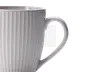 Hvid keramikkop med lodret rillet design og buet hank.