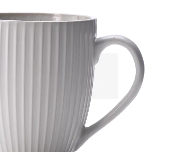 Hvid keramikkop med lodret rillet design og buet hank.