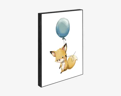 Indrammet print med en sød, akvarel-lignende illustration af en lille ræv, der holder fast i en snor, som er bundet til en stor blå ballon. Baggrunden er helt hvid, hvilket får den legende ræv og ballonen til at træde tydeligt frem. Rammen er smal og sort, hvilket giver et moderne og enkelt udtryk.