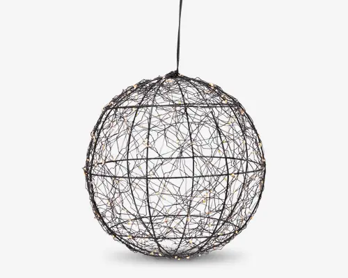 En kugleformet loftslampe lavet af sammenflettede metaltråde, der danner en globusform. Trådene er arrangeret i et krydsmønster, hvilket giver et åbent og let udtryk. Små LED-lys er fordelt over hele strukturen og giver en glitrende effekt, når lampen er tændt. Lampen hænger i en enkelt ledning fra toppen.