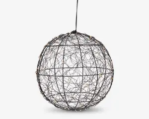 En kugleformet loftslampe lavet af sammenflettede metaltråde, der danner en globusform. Trådene er arrangeret i et krydsmønster, hvilket giver et åbent og let udtryk. Små LED-lys er fordelt over hele strukturen og giver en glitrende effekt, når lampen er tændt. Lampen hænger i en enkelt ledning fra toppen.