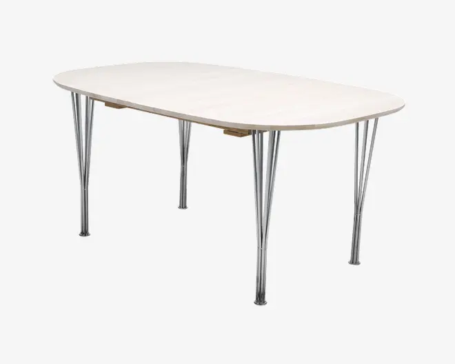 Rektangulært bord med afrundede hjørner, glat lys træbordplade og fire slanke, skråtstillede ben i krom. Designet er minimalistisk og moderne med en tynd bordplade og synlige metalbeslag under bordet.