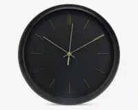 Rund vægur med mat sort urskive og ramme. Uret har minimalistiske gyldne time-markeringer og slanke gyldne visere til timer, minutter og sekunder. Ingen tal eller ekstra dekorationer, hvilket giver et moderne og elegant udseende.