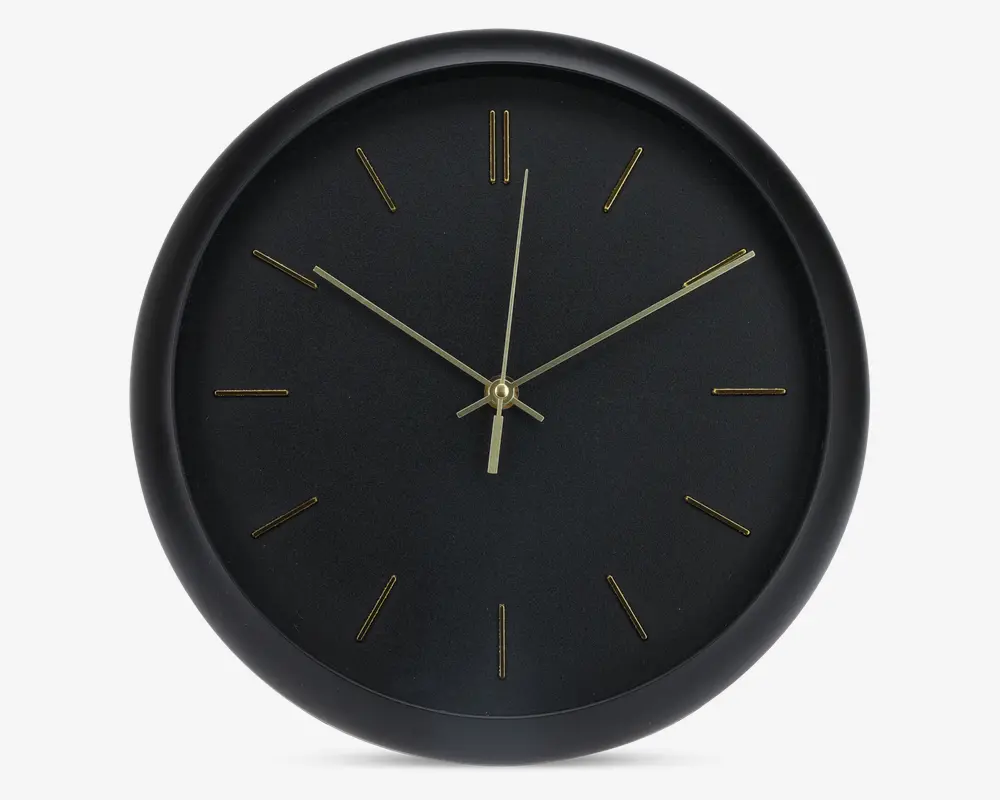 Rund vægur med mat sort urskive og ramme. Uret har minimalistiske gyldne time-markeringer og slanke gyldne visere til timer, minutter og sekunder. Ingen tal eller ekstra dekorationer, hvilket giver et moderne og elegant udseende.