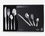 Et sæt med 24 dele bestik i rustfrit stål, herunder knive, gafler, spiseskeer og teskeer. Bestikket har et stilrent, moderne design med glatte, afrundede håndtag og en blank overflade. Sættet er pænt arrangeret i en sort præsentationsæske med individuelle rum til hver del.