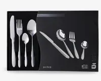 Et sæt med 24 dele bestik i rustfrit stål, herunder knive, gafler, spiseskeer og teskeer. Bestikket har et stilrent, moderne design med glatte, afrundede håndtag og en blank overflade. Sættet er pænt arrangeret i en sort præsentationsæske med individuelle rum til hver del.