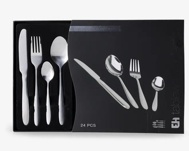 Et sæt med 24 dele bestik i rustfrit stål, herunder knive, gafler, spiseskeer og teskeer. Bestikket har et stilrent, moderne design med glatte, afrundede håndtag og en blank overflade. Sættet er pænt arrangeret i en sort præsentationsæske med individuelle rum til hver del.